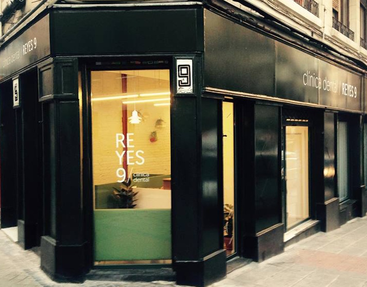 fachada-clinica-dental-reyes